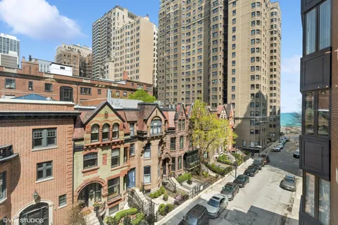 $1,124,900 | 39 East Schiller Street, Unit 1E, Chicago, IL 60610
