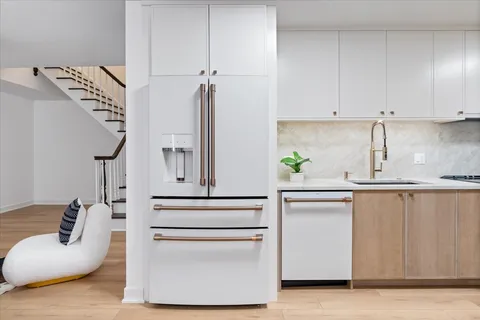 $1,124,900 | 39 East Schiller Street, Unit 1E, Chicago, IL 60610