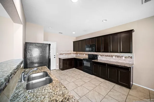 $1,800 | 445 Auburn Park, Schertz, TX 78154