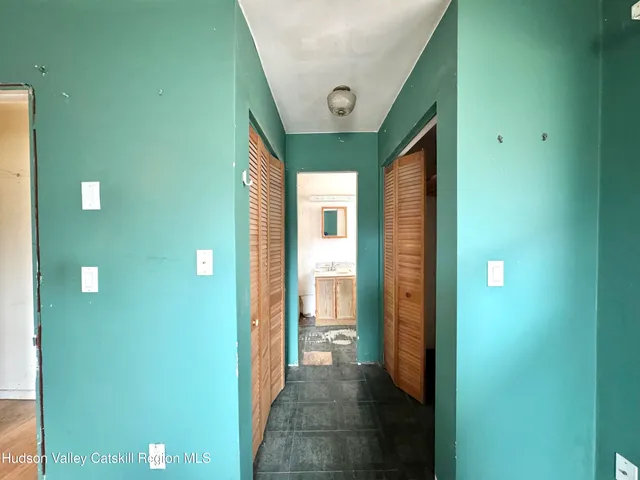 a view of a livingroom with furniture