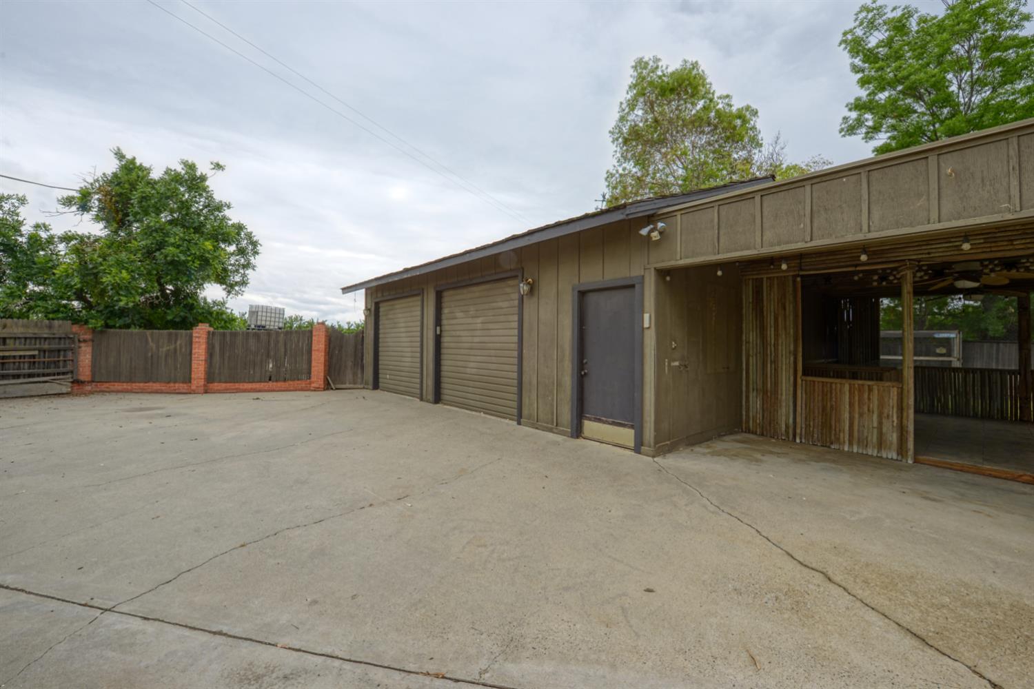 2931 East Marshall Road Patterson, CA 95363 - Photo 4 of 54 Detached 2 car garage with attached Tiki Bar