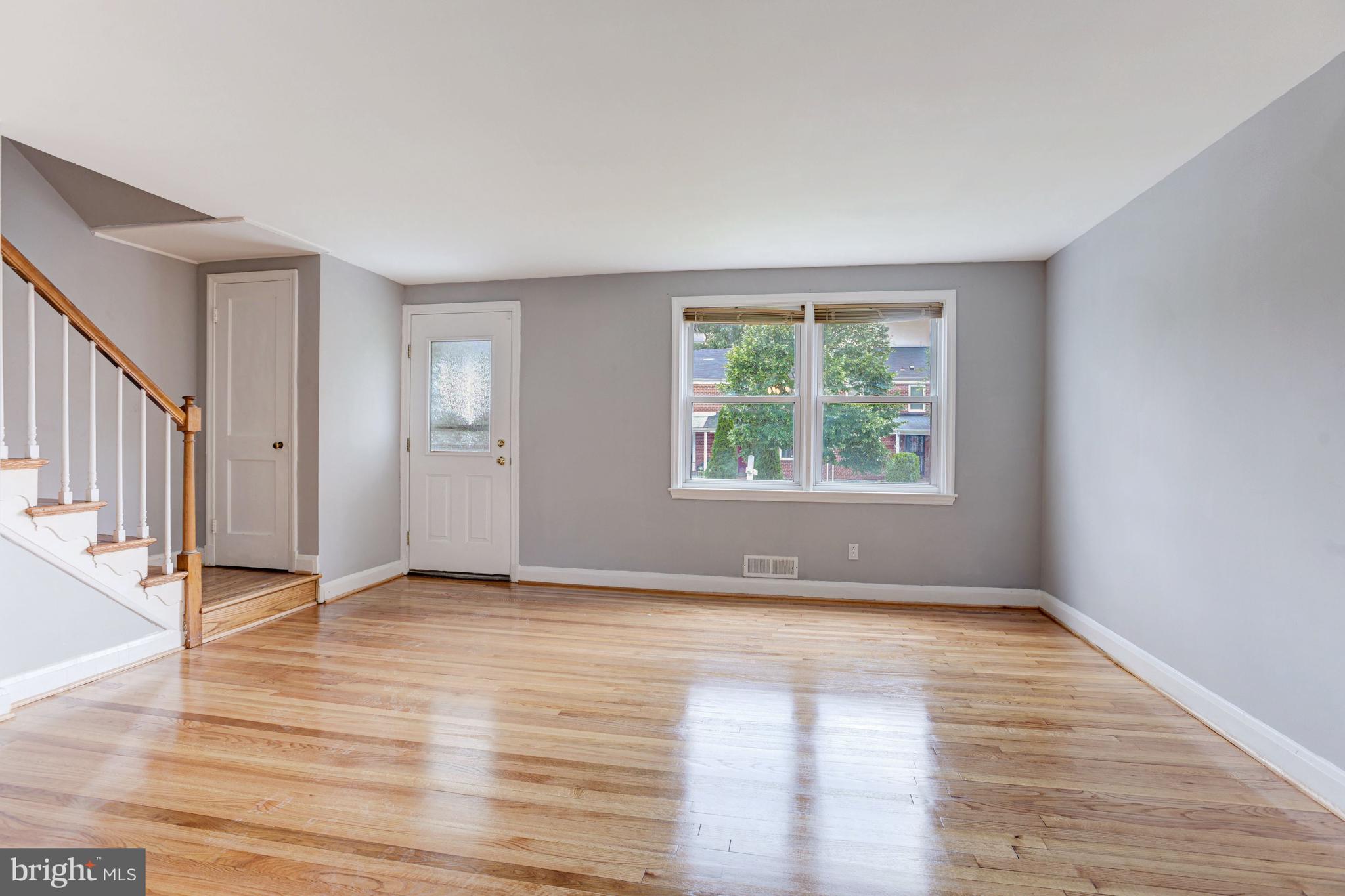 5520 Sagra Road Baltimore, MD 21239 - Photo 4 of 41 Living Room