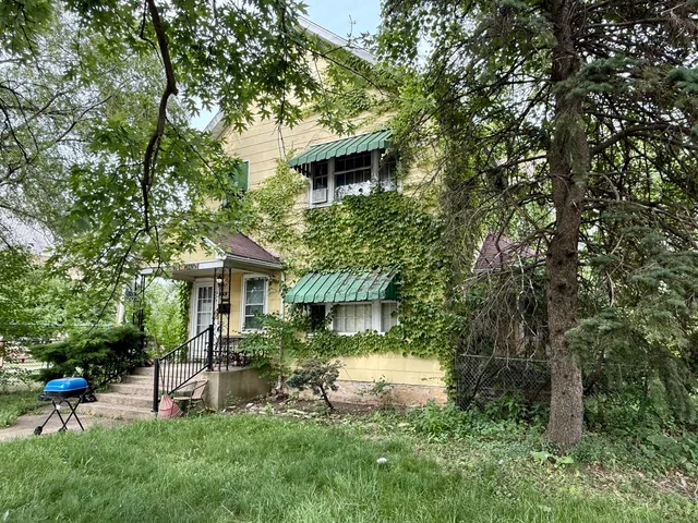 a view of house with a yard