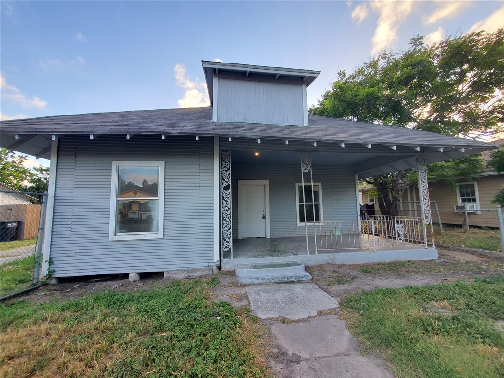 1107 14th Street Corpus Christi, TX 78404 - Photo 1 of 8 a front view of a house with garden