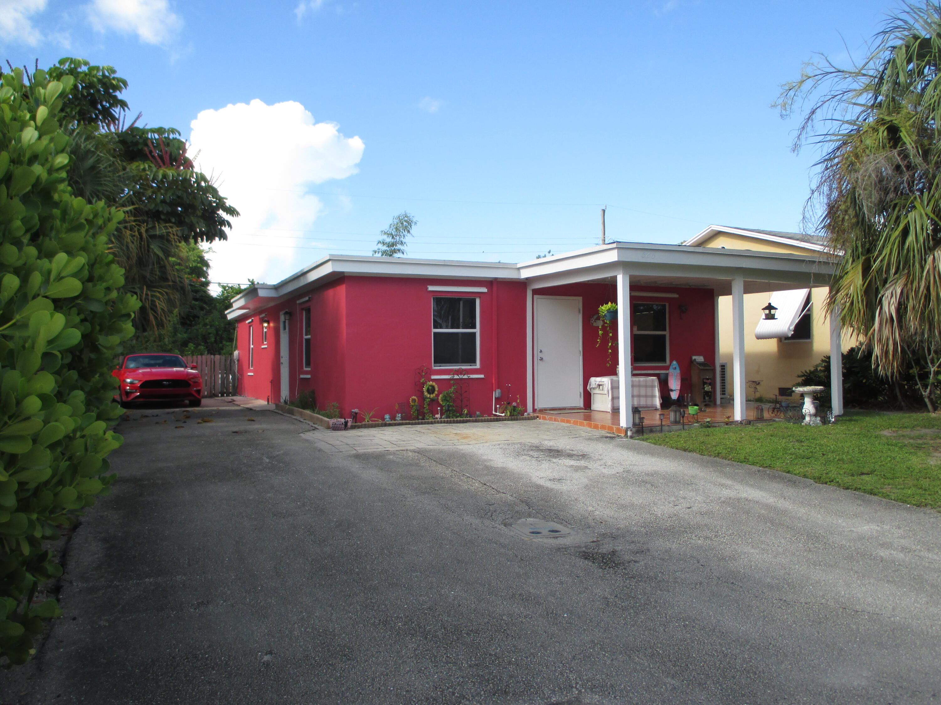 a view of a house with a yard and garage
