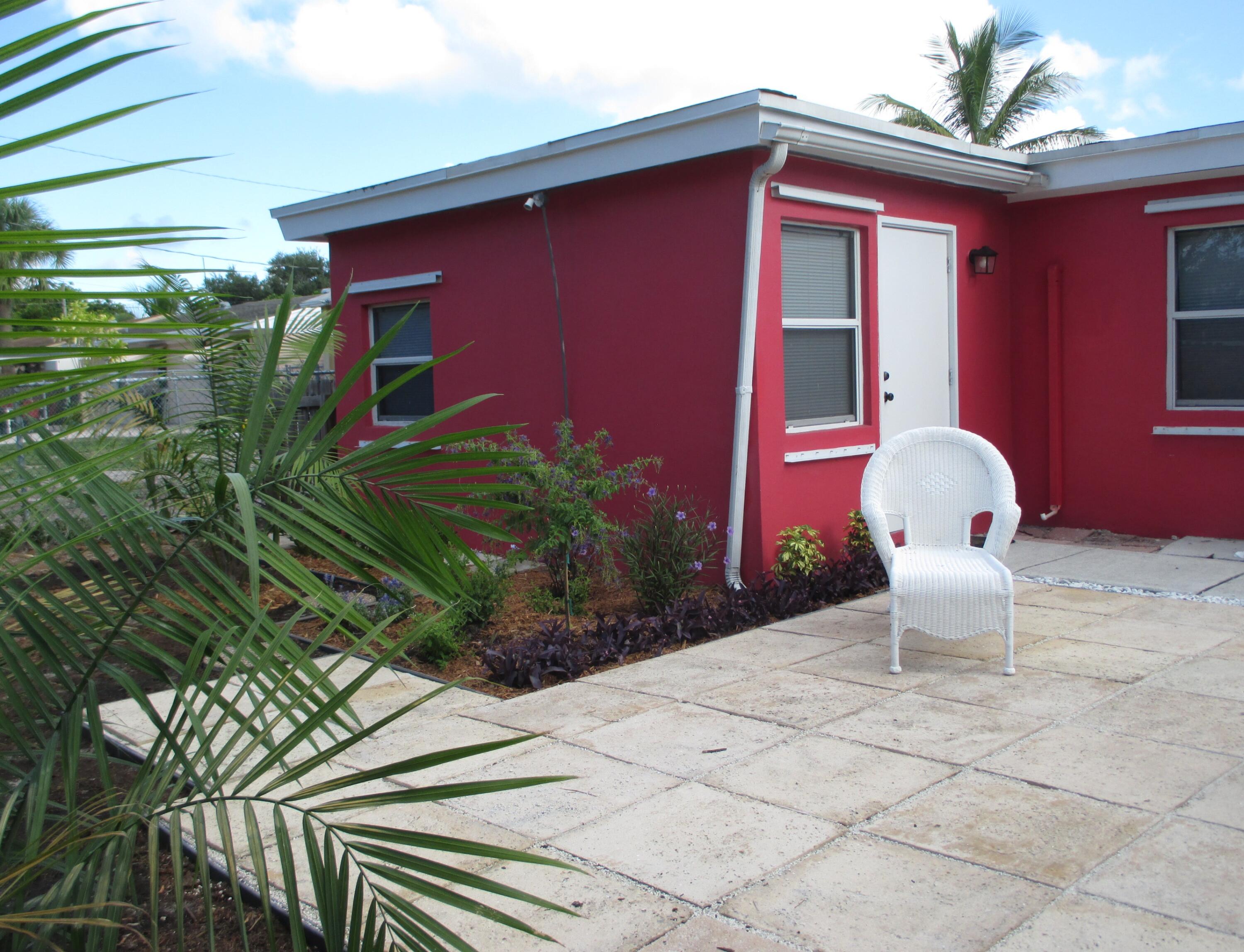 626 Minnesota Street Lantana, FL 33462 - Photo 11 of 15 a building view with a outdoor space