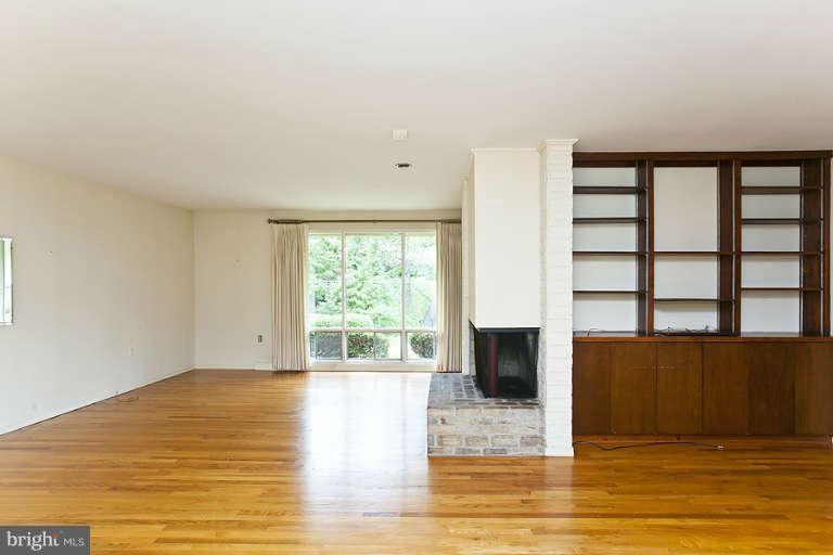 116 Roszel Road Winchester, VA 22601 - Photo 2 of 19 Living Room