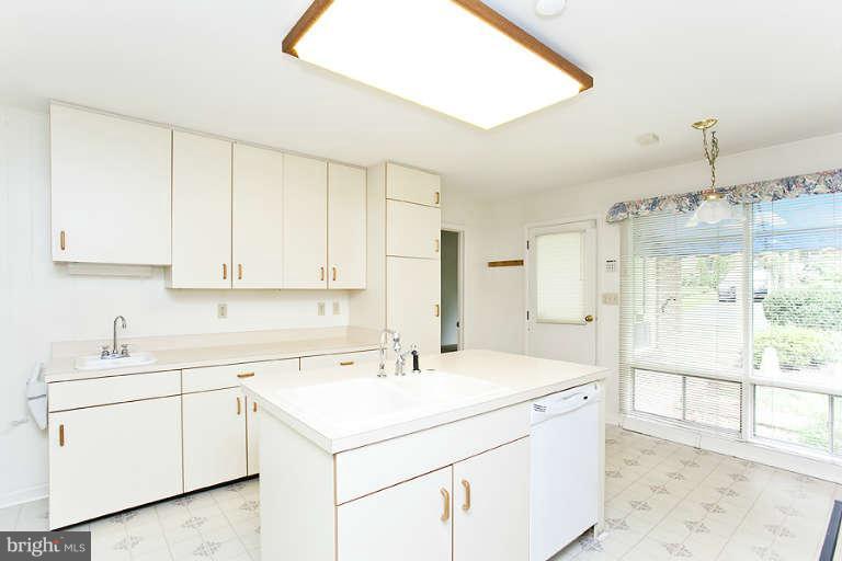 116 Roszel Road Winchester, VA 22601 - Photo 11 of 19 Kitchen