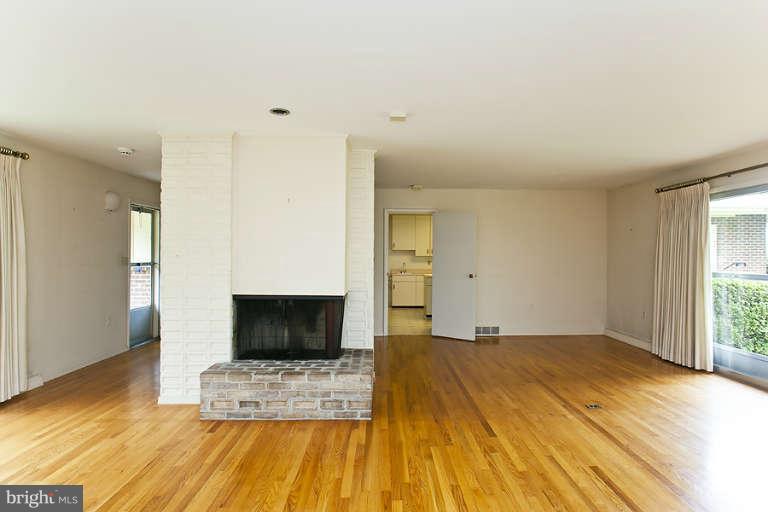 116 Roszel Road Winchester, VA 22601 - Photo 3 of 19 Living Room