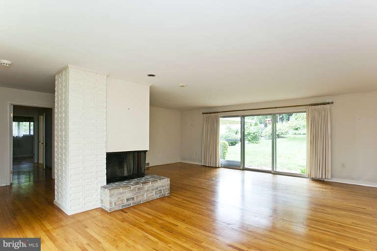116 Roszel Road Winchester, VA 22601 - Photo 4 of 19 Living Room