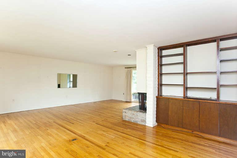 116 Roszel Road Winchester, VA 22601 - Photo 6 of 19 Living Room