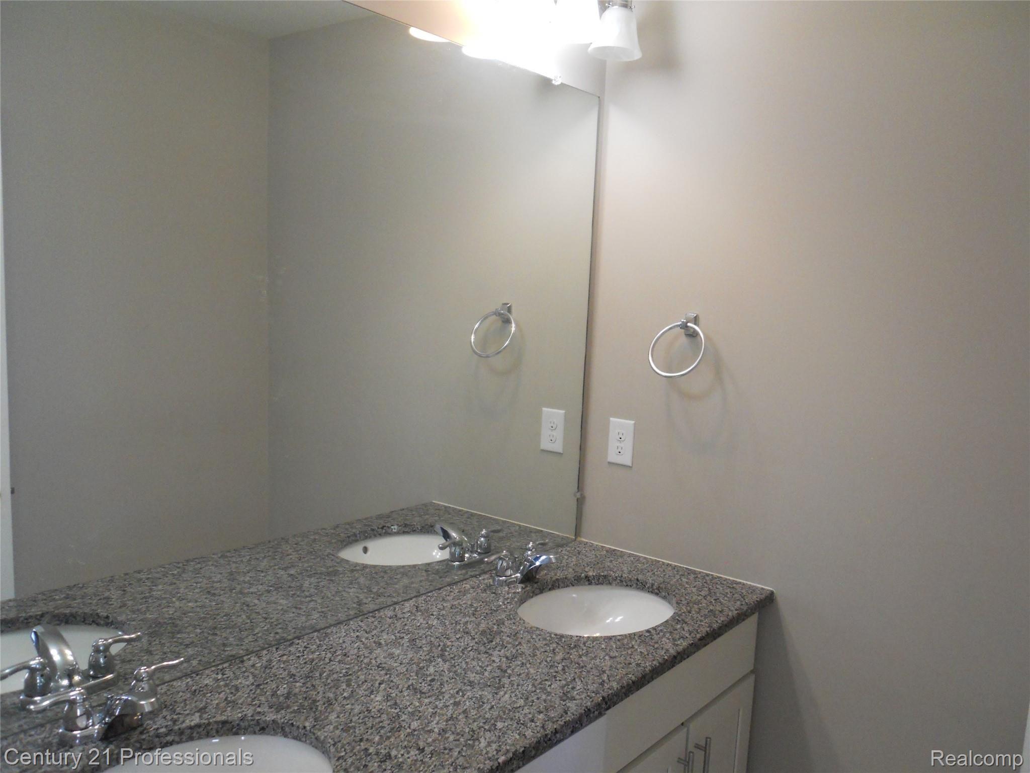 2602 Helmsdale Circle Rochester, MI 48307 - Photo 13 of 39 DSCN0737.JPG