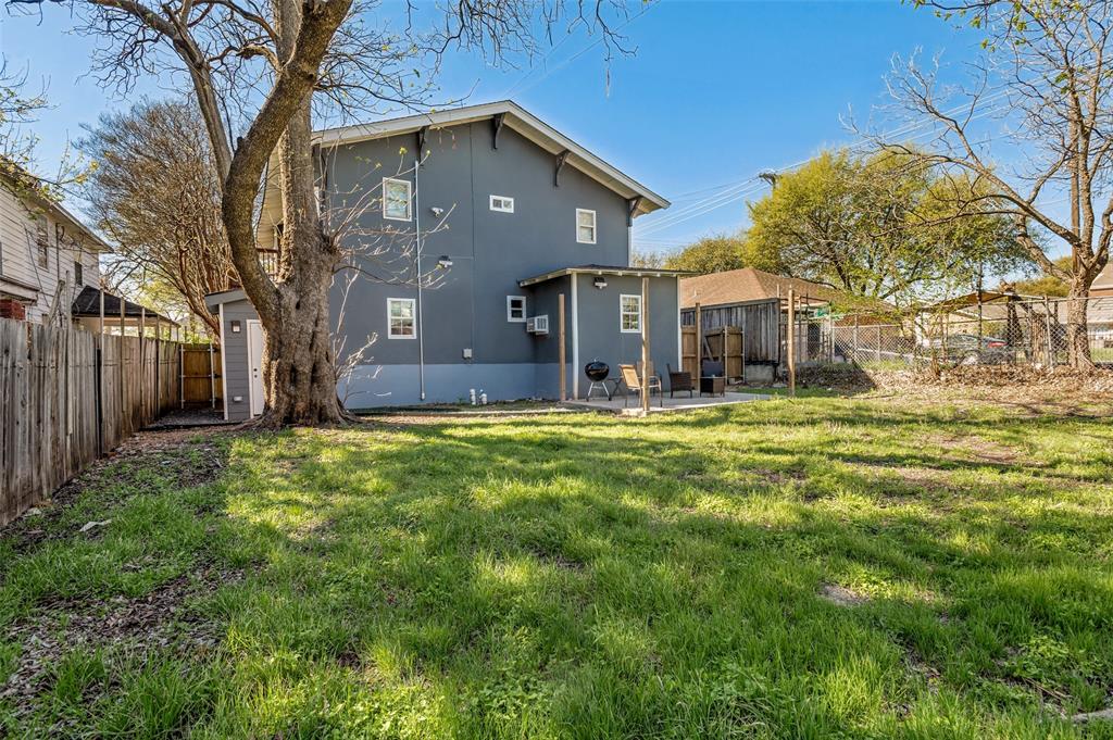 735 West 10th Street Dallas, TX 75208 - Photo 3 of 9 Spacious backyard on 0.148-acre lot — one of the neighborhood's last infill opportunities