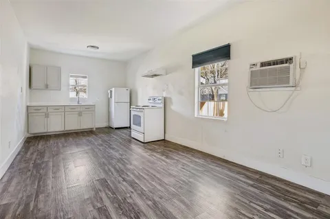 $695,000 | 735 West 10th Street, Dallas, TX 75208