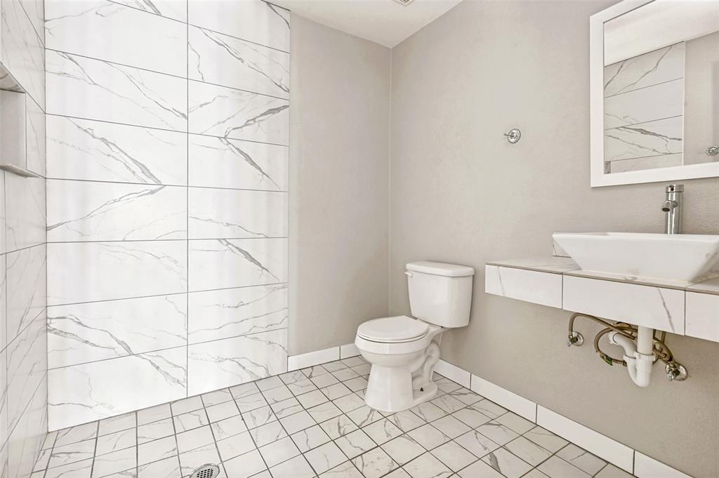 735 West 10th Street Dallas, TX 75208 - Photo 6 of 9 Renovated bath — marble tile shower, vessel sink