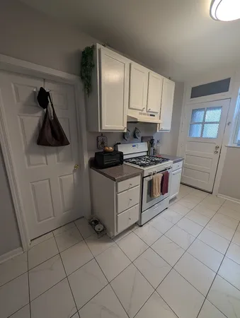 $2,450 | 2344 West Barry Avenue, Unit 1, Chicago, IL 60618