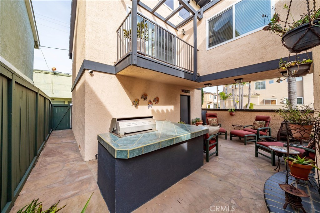 427 21st Street Huntington Beach, CA 92648 - Photo 40 of 63 a outdoor space with lots of tables and chairs
