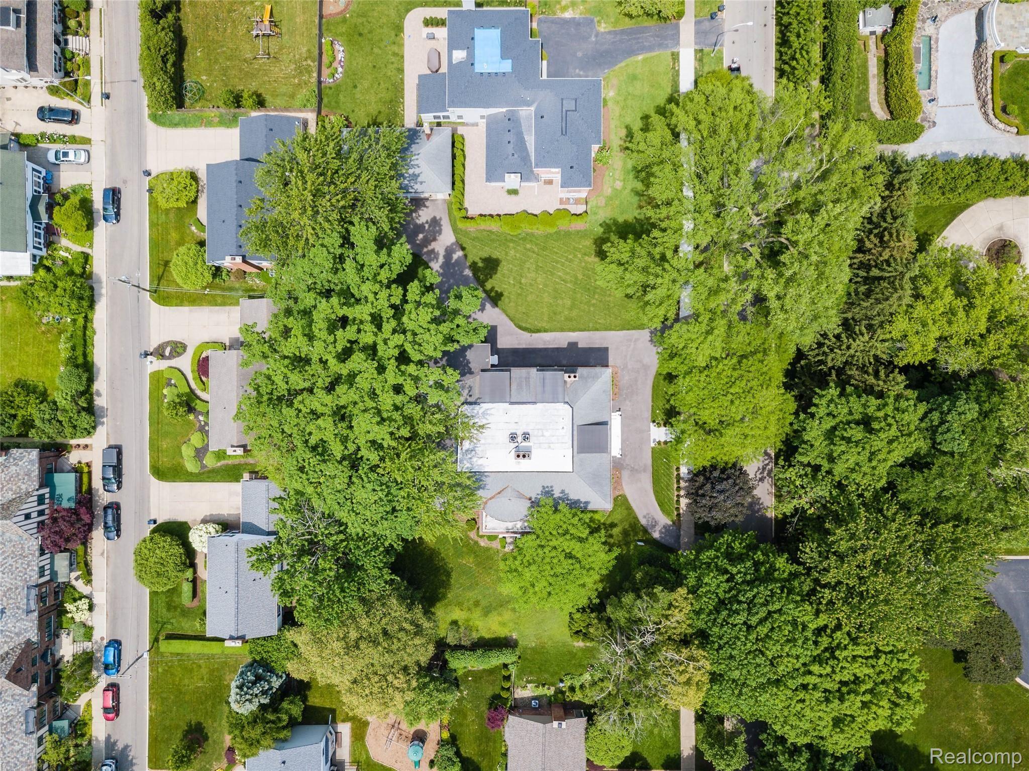 285 Washington Road Grosse Pointe, MI 48230 - Photo 74 of 81 Drone-12.jpg