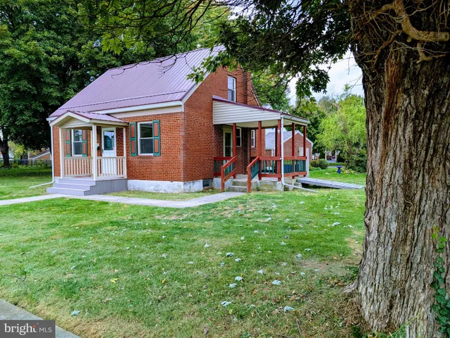 a view of a house with a backyard