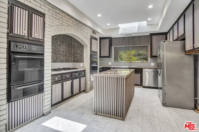 $3,490,000 | 11410 Canton Drive, Studio City, CA 91604