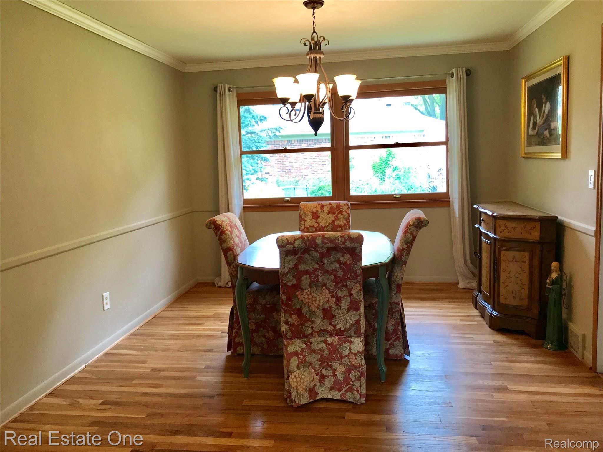 590 South Fieldstone Drive Rochester, MI 48309 - Photo 8 of 19 LARGE WINDOWS AND HARDWOOD FLOORS IN DINING ROOM