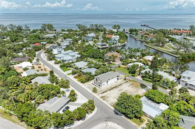 $1,249,000 | 136 Crescent Drive, Anna Maria, FL 34216