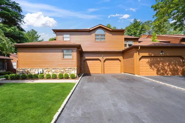 $1,360,000 | 26 Hunt Court, Jericho, NY 11753