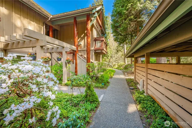 a view of entryway with a flower garden