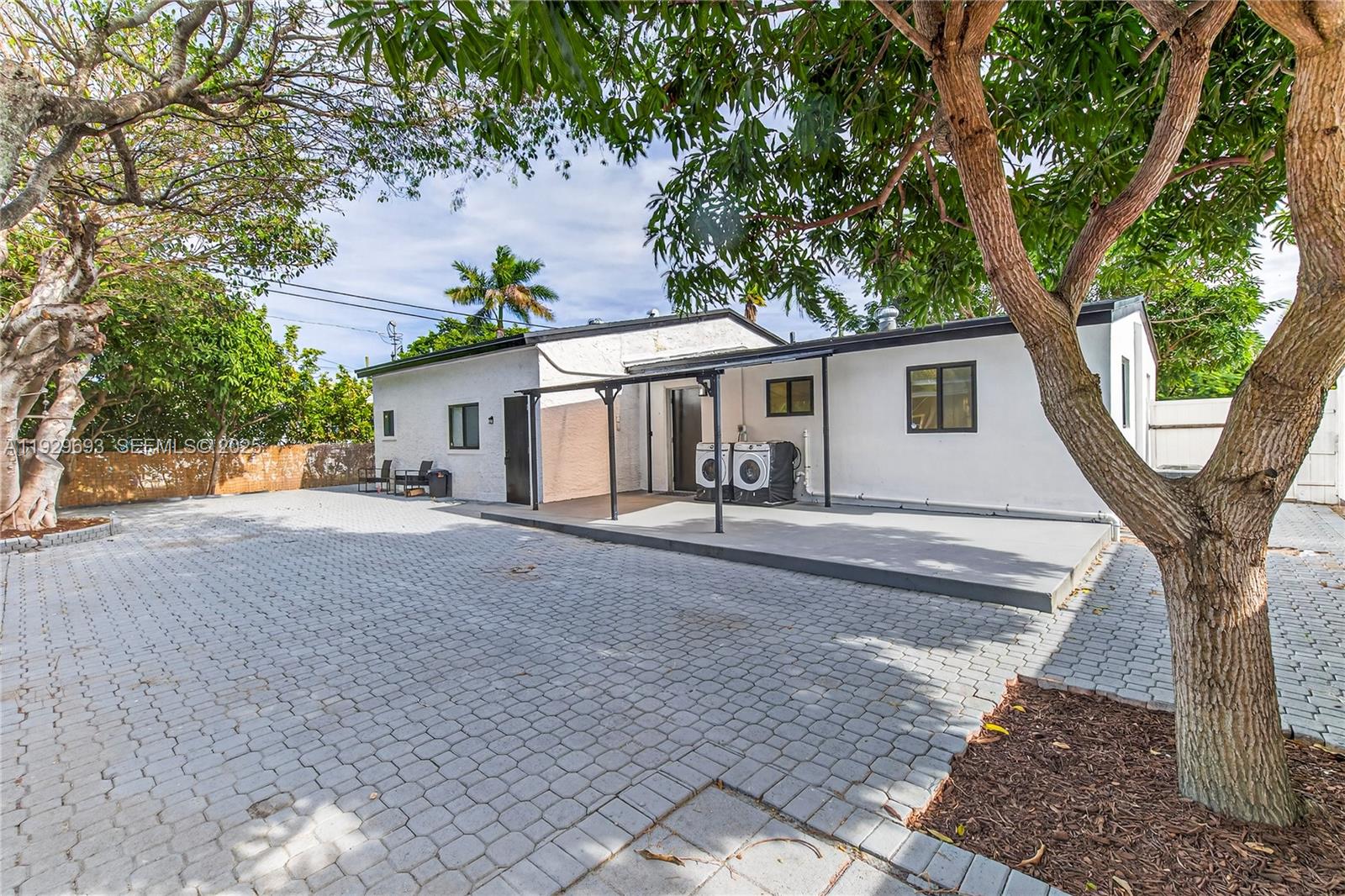 2633 Northeast 13th Avenue, Unit 1 Pompano Beach, FL 33064 - Photo 2 of 28