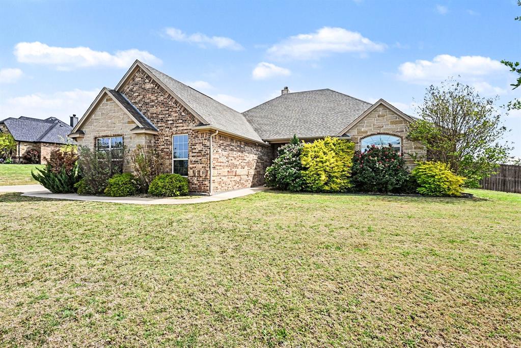 104 Stanford Lane Springtown, TX 76082 - Photo 2 of 28