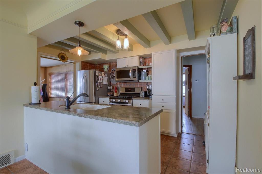 18351 Stephens Eastpointe, MI 48021 - Photo 8 of 31 Gallery Image 8