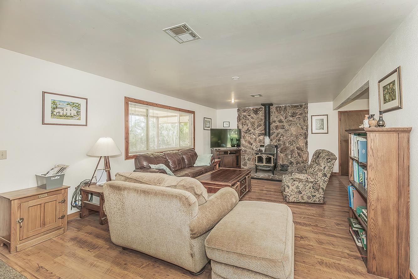 26045 Pittman Hill Road Clovis, CA 93619 - Photo 13 of 93 a living room with furniture and a lamp