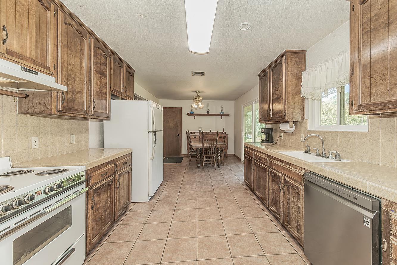 26045 Pittman Hill Road Clovis, CA 93619 - Photo 21 of 93 a kitchen with a sink and a stove top oven
