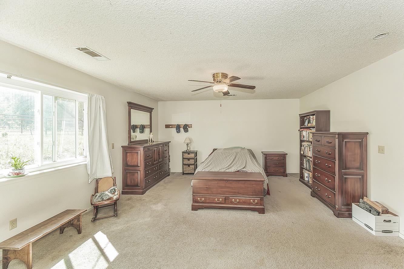 26045 Pittman Hill Road Clovis, CA 93619 - Photo 22 of 93 a living room with furniture