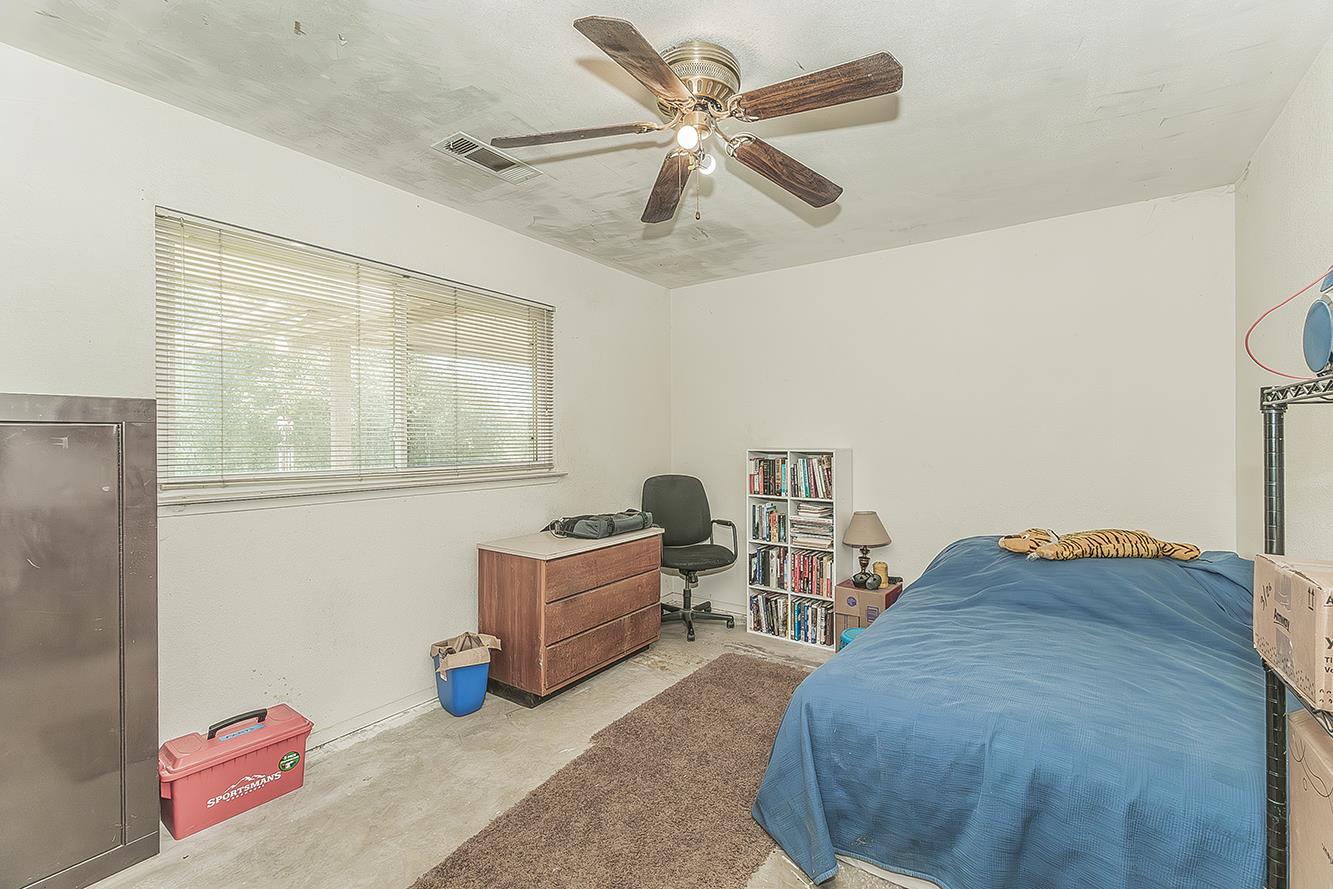26045 Pittman Hill Road Clovis, CA 93619 - Photo 25 of 93 a living room with furniture