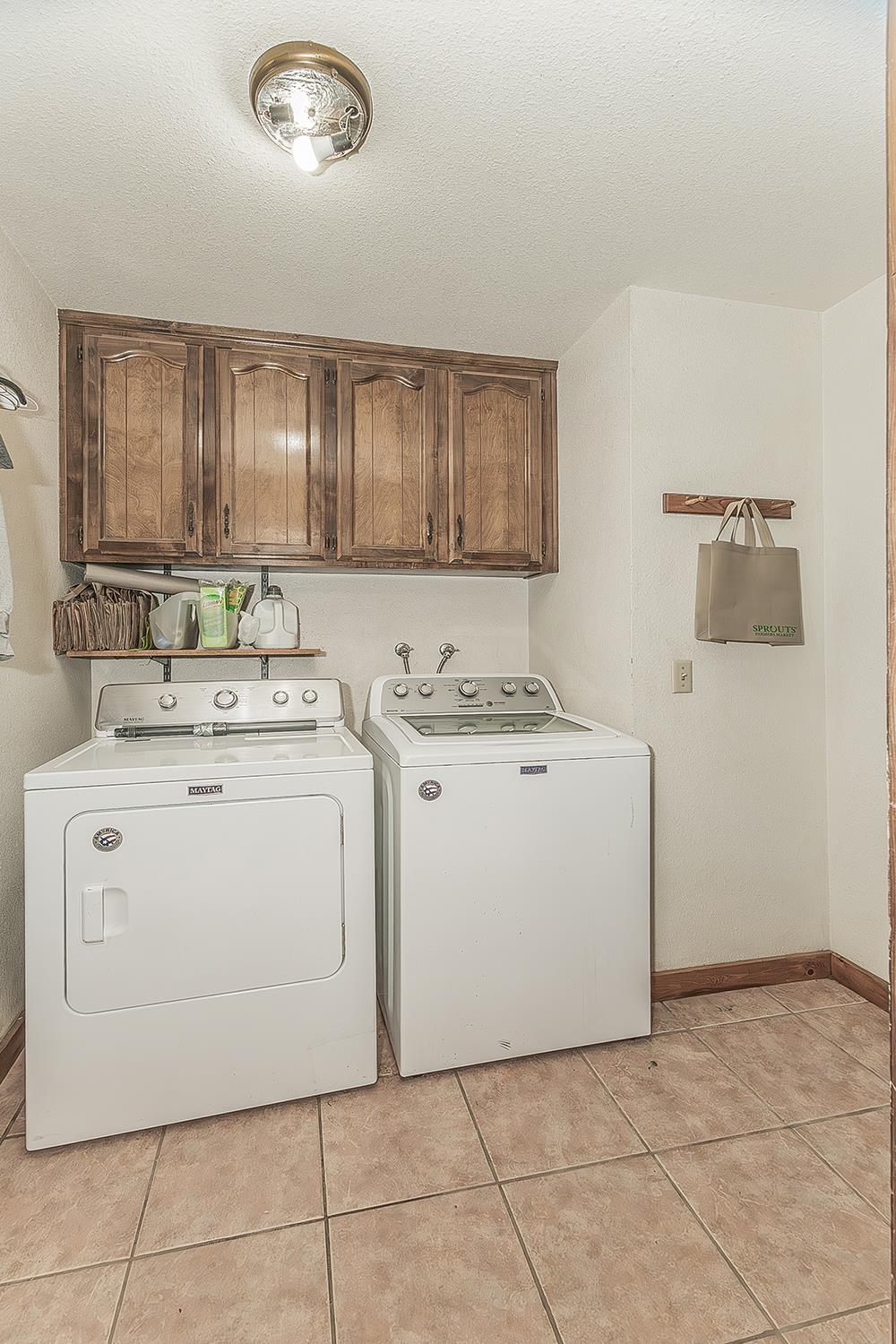 26045 Pittman Hill Road Clovis, CA 93619 - Photo 34 of 93 a utility room with dryer and washer