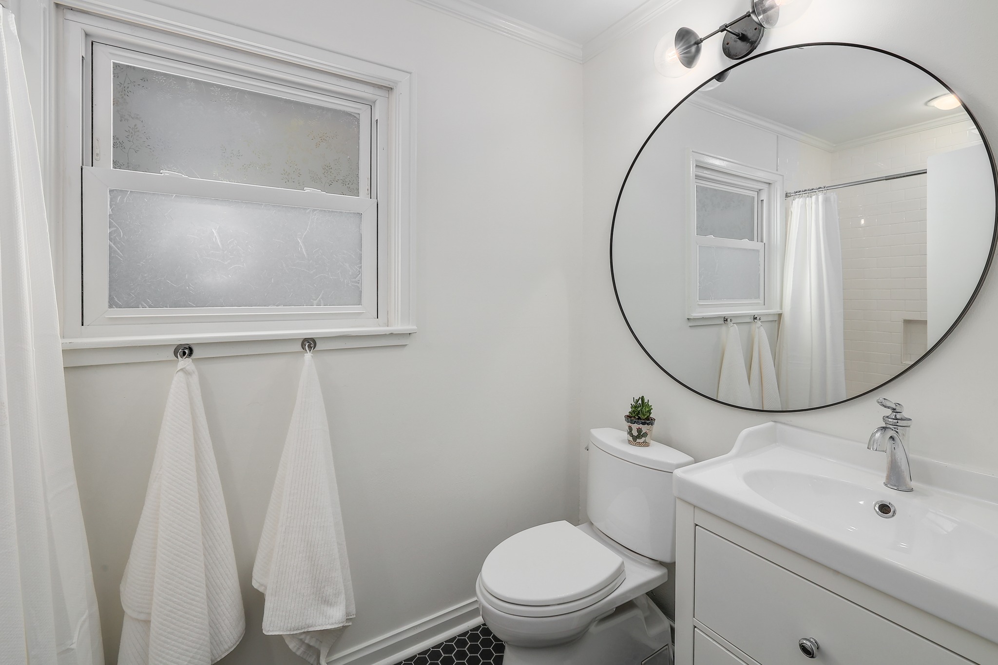 5600 Bull Creek Road Austin, TX 78756 - Photo 19 of 33 a bathroom with a toilet and a sink