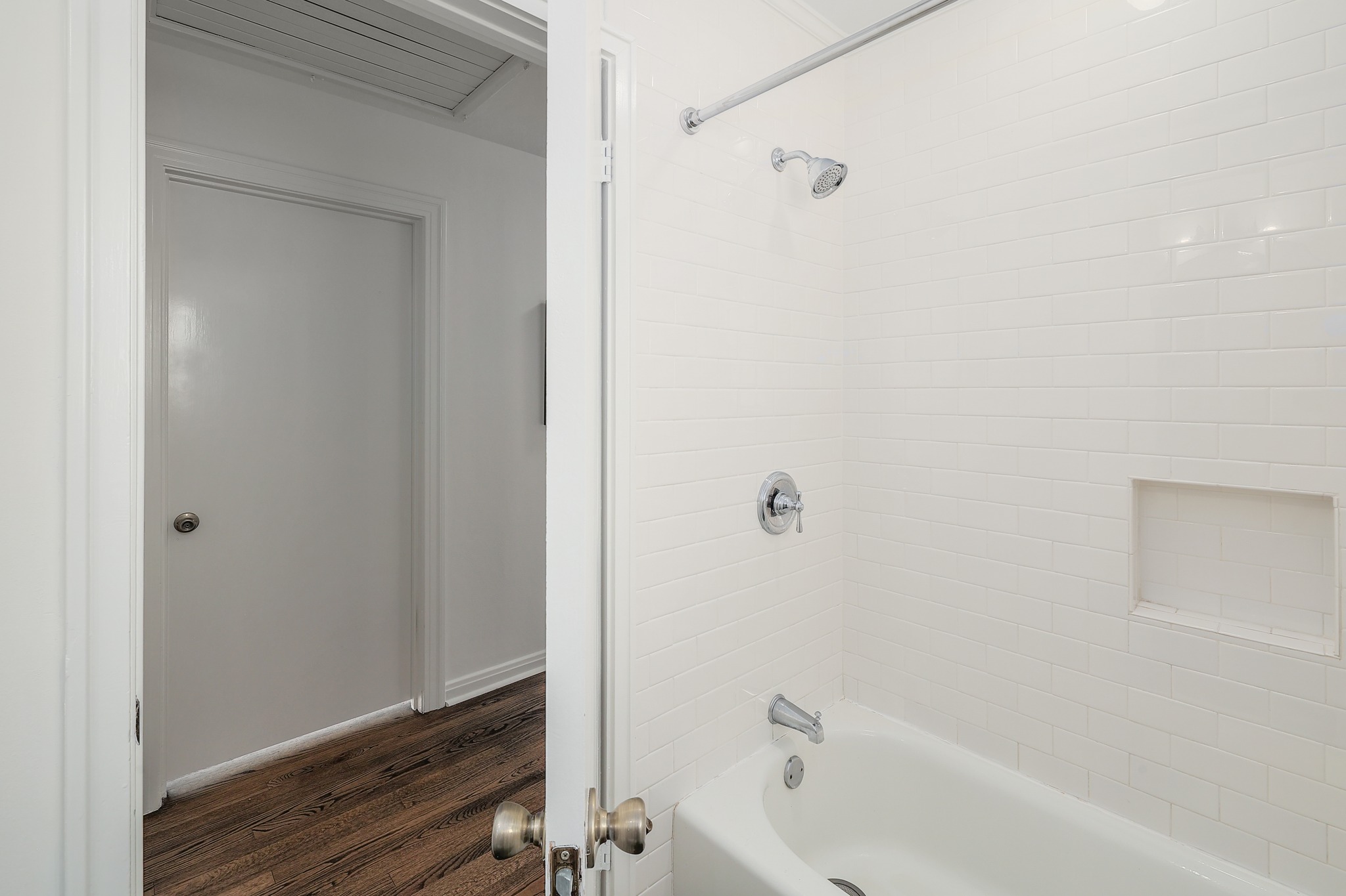 5600 Bull Creek Road Austin, TX 78756 - Photo 20 of 33 a bathroom with a bathtub