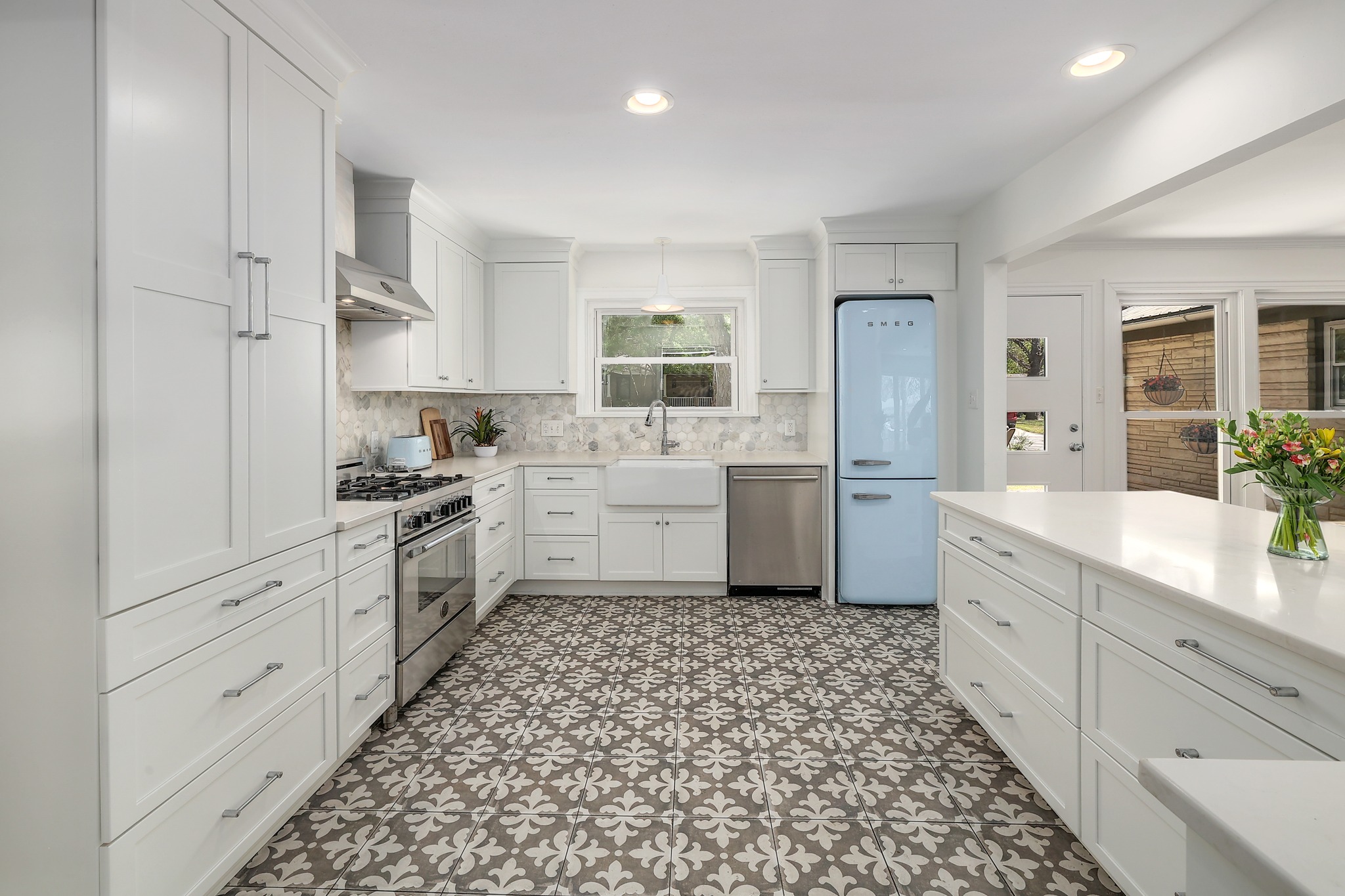 5600 Bull Creek Road Austin, TX 78756 - Photo 9 of 33 a kitchen with white cabinets and appliances