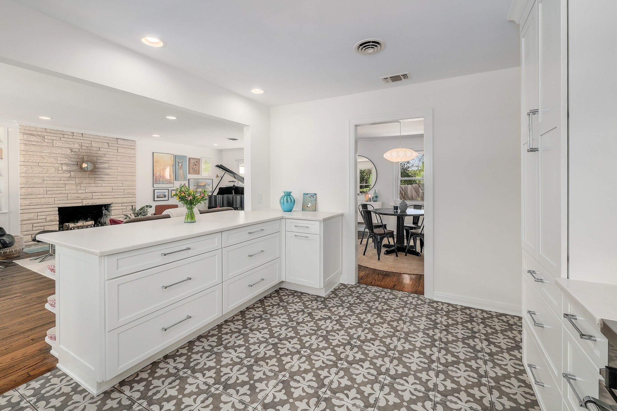 5600 Bull Creek Road Austin, TX 78756 - Photo 10 of 33 a room with a dresser and a mirror