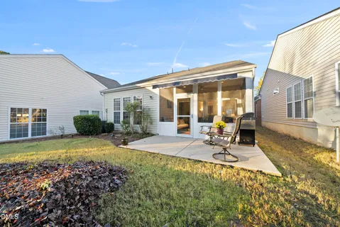 a view of a yard with plants