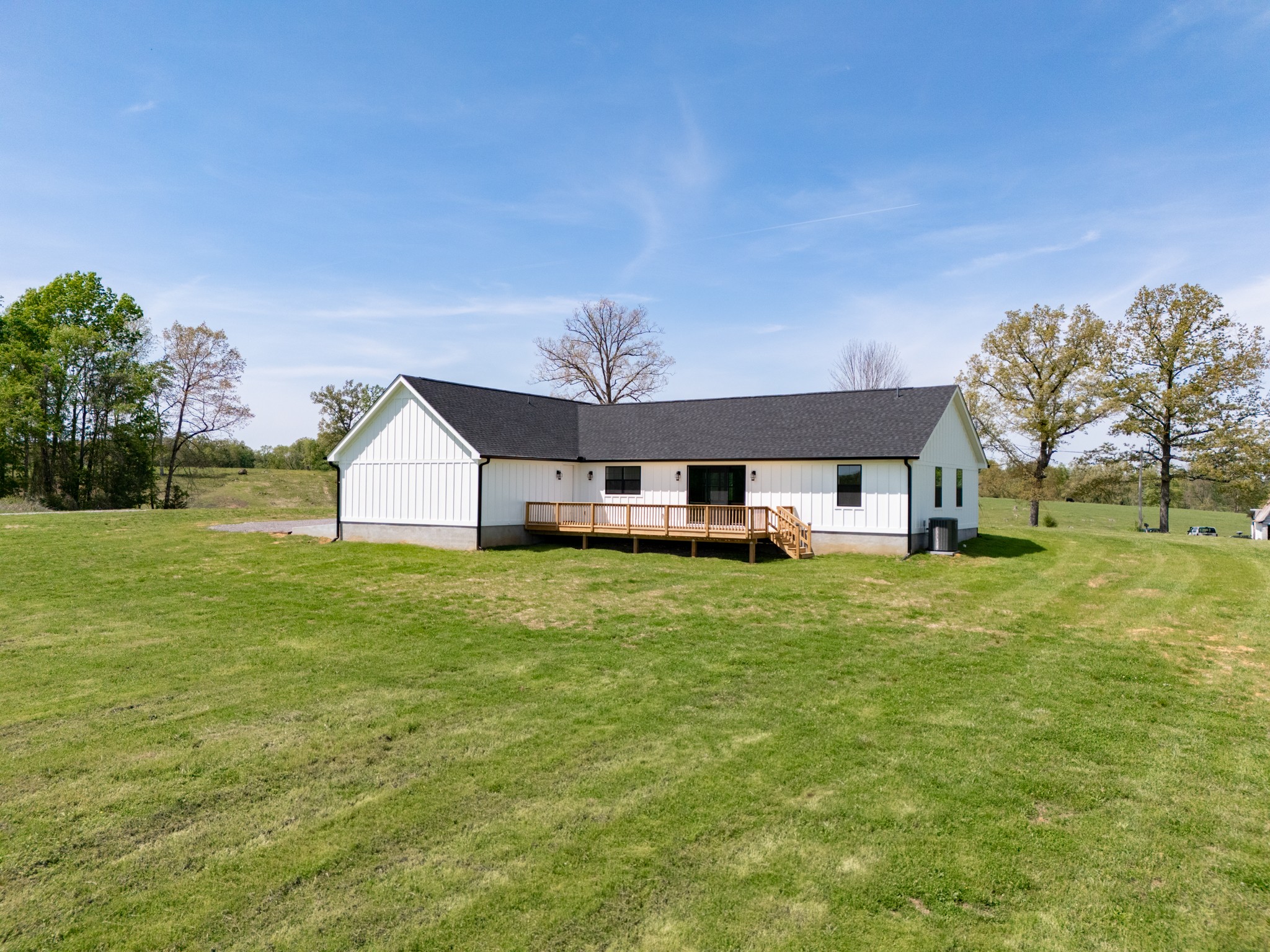 625 Robert Smith Road McMinnville, TN 37110 - Photo 7 of 40 a front view of a house with garden
