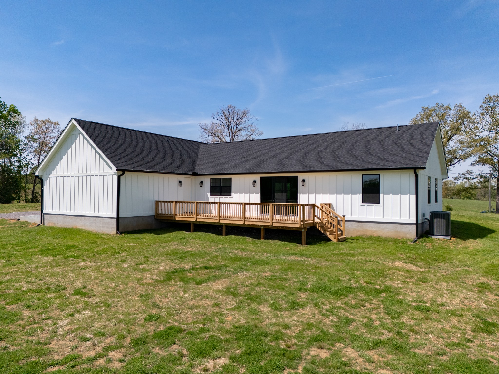 625 Robert Smith Road McMinnville, TN 37110 - Photo 8 of 40 a house that has a big yard