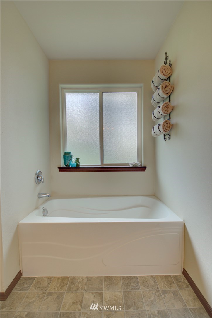 5138 180th Trail Southwest Rochester, WA 98579 - Photo 18 of 33 a bathroom with a bathtub and a sink
