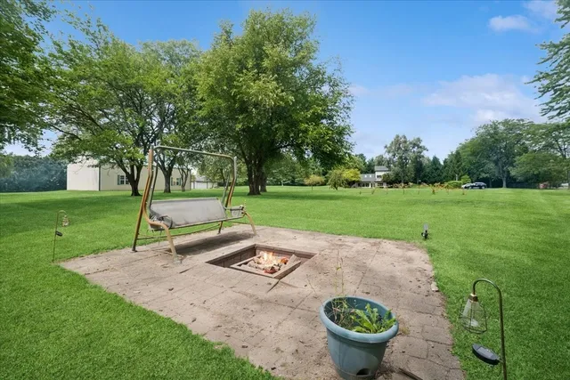 a view of a house with backyard and garden