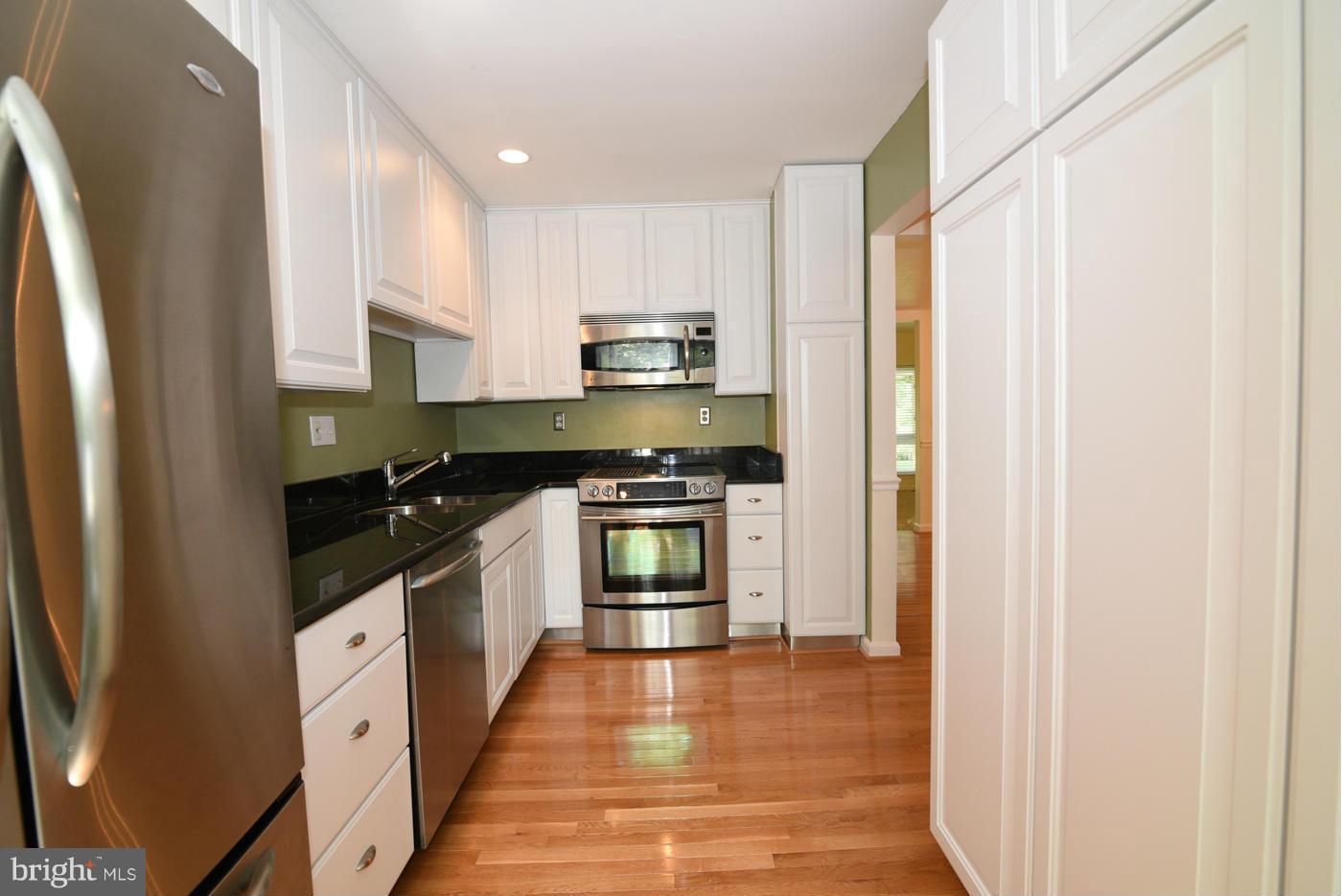 2121 Colts Neck Court Reston, VA 20191 - Photo 4 of 30 Modern New Cabinets, w/Large Pantry!