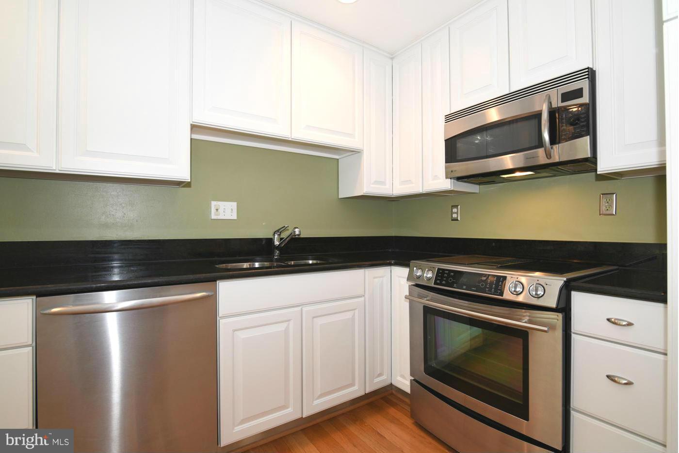 2121 Colts Neck Court Reston, VA 20191 - Photo 5 of 30 Convection Microwave Oven/Jenn Air Range w/Grill!
