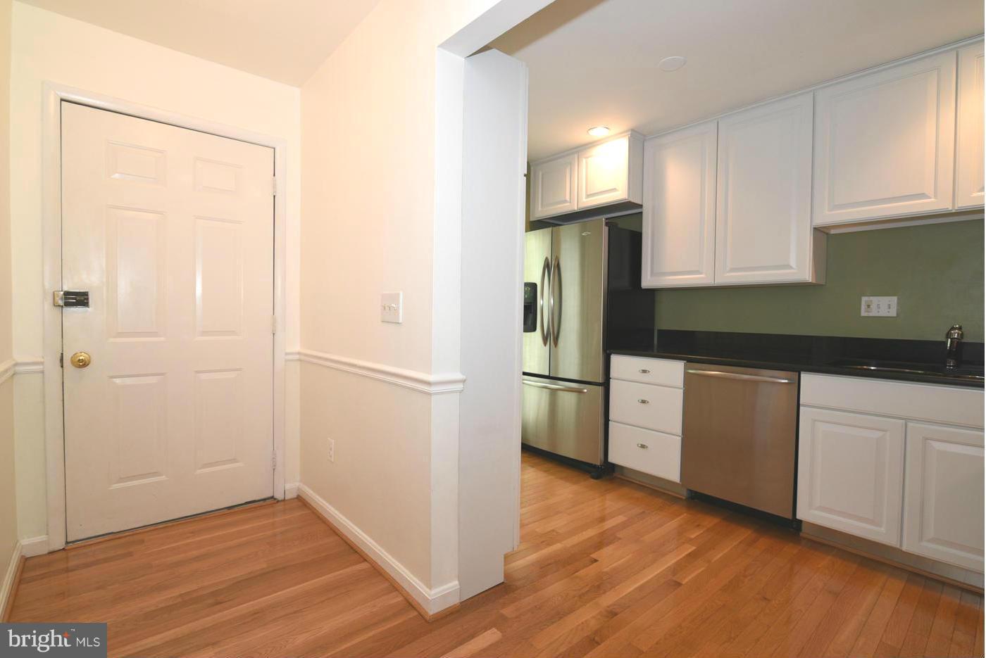 2121 Colts Neck Court Reston, VA 20191 - Photo 6 of 30 Brand New Granite! Recessed Lighting!
