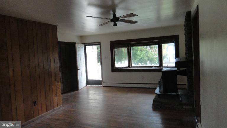57 Elk Mills Road Elkton, MD 21921 - Photo 14 of 18 Living Room