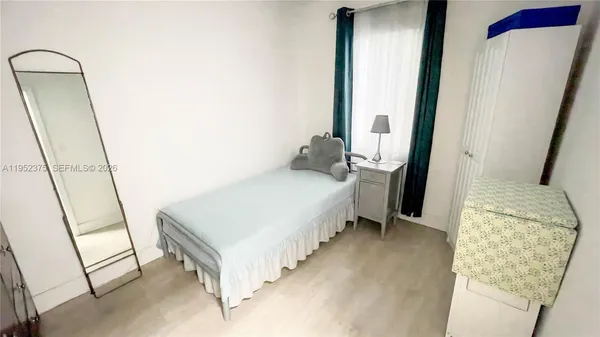 a en suite bathroom with a sink and a mirror